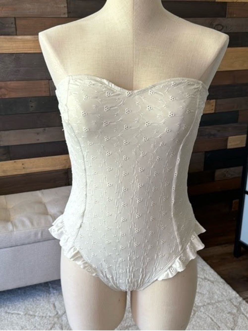 Ruffle Floral White Women’s Swimsuit Strapless Gianni Bini Size Small